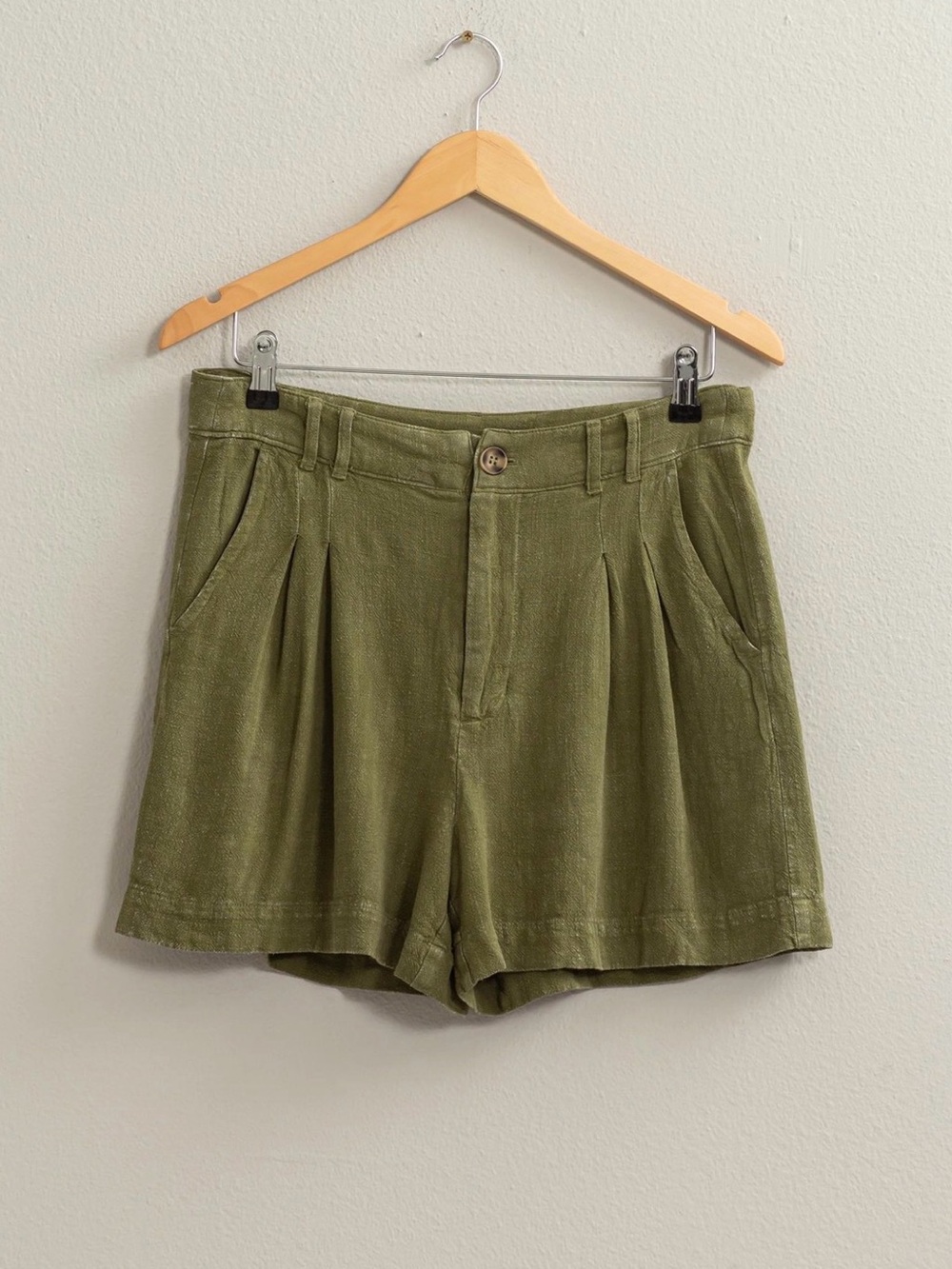 Classic Mineral Wash Linen Olive Green Pleated Women's Shorts